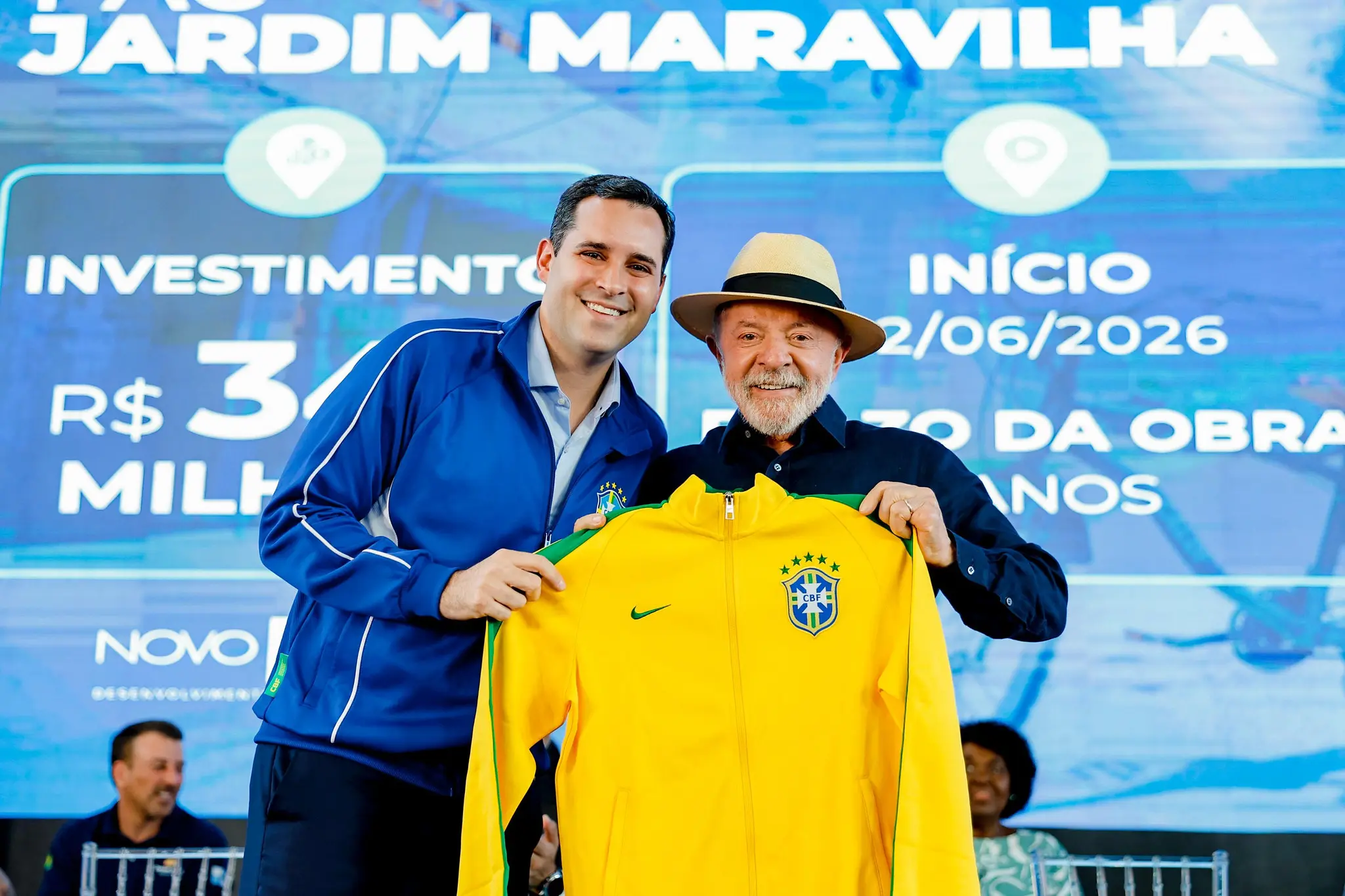 Prefeito do Rio dá casaco da Seleção a Lula: “Aqui você tem aliado”