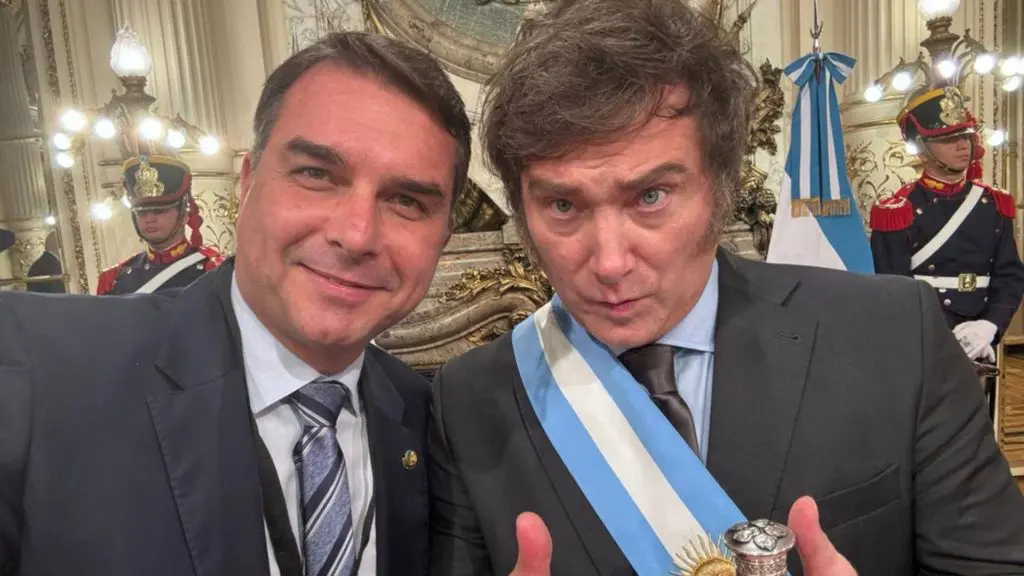 Flávio Bolsonaro que ir à Argentina para encontro com Milei
