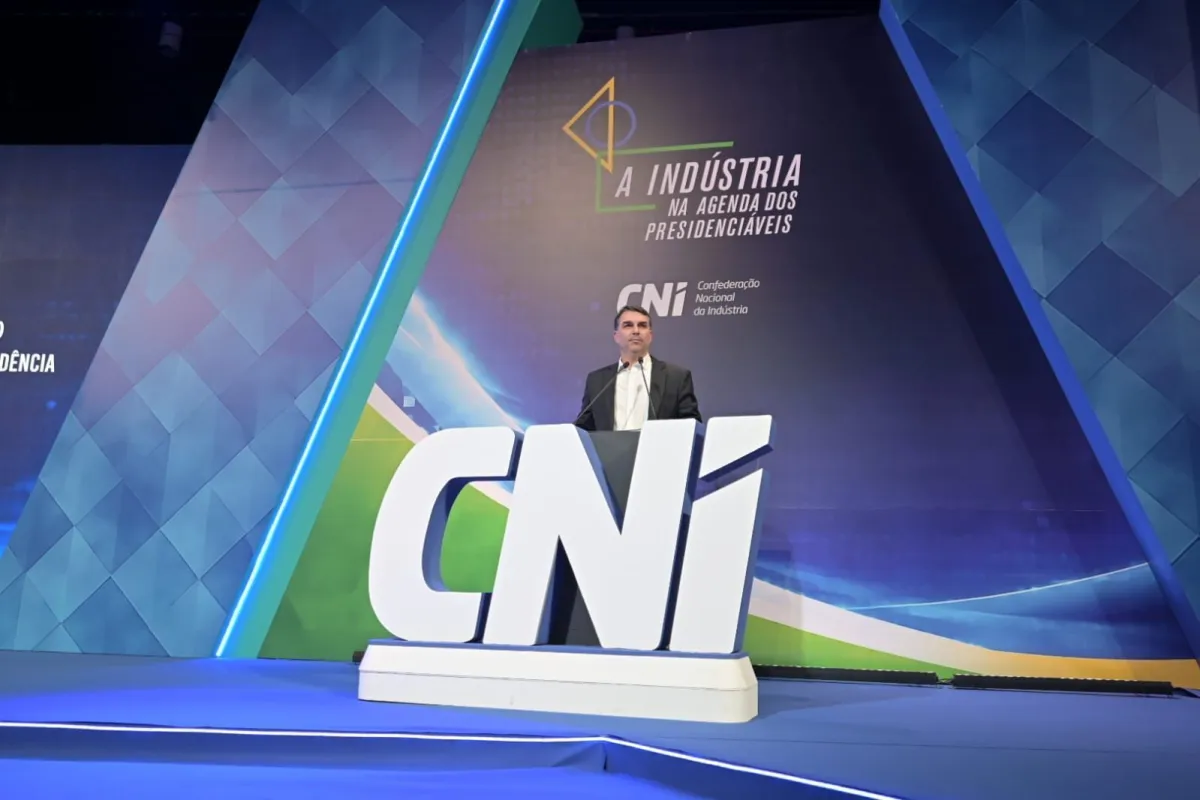 Flávio Bolsonaro diz que STF interfere nas eleições e compara Corte a delegacia de polícia