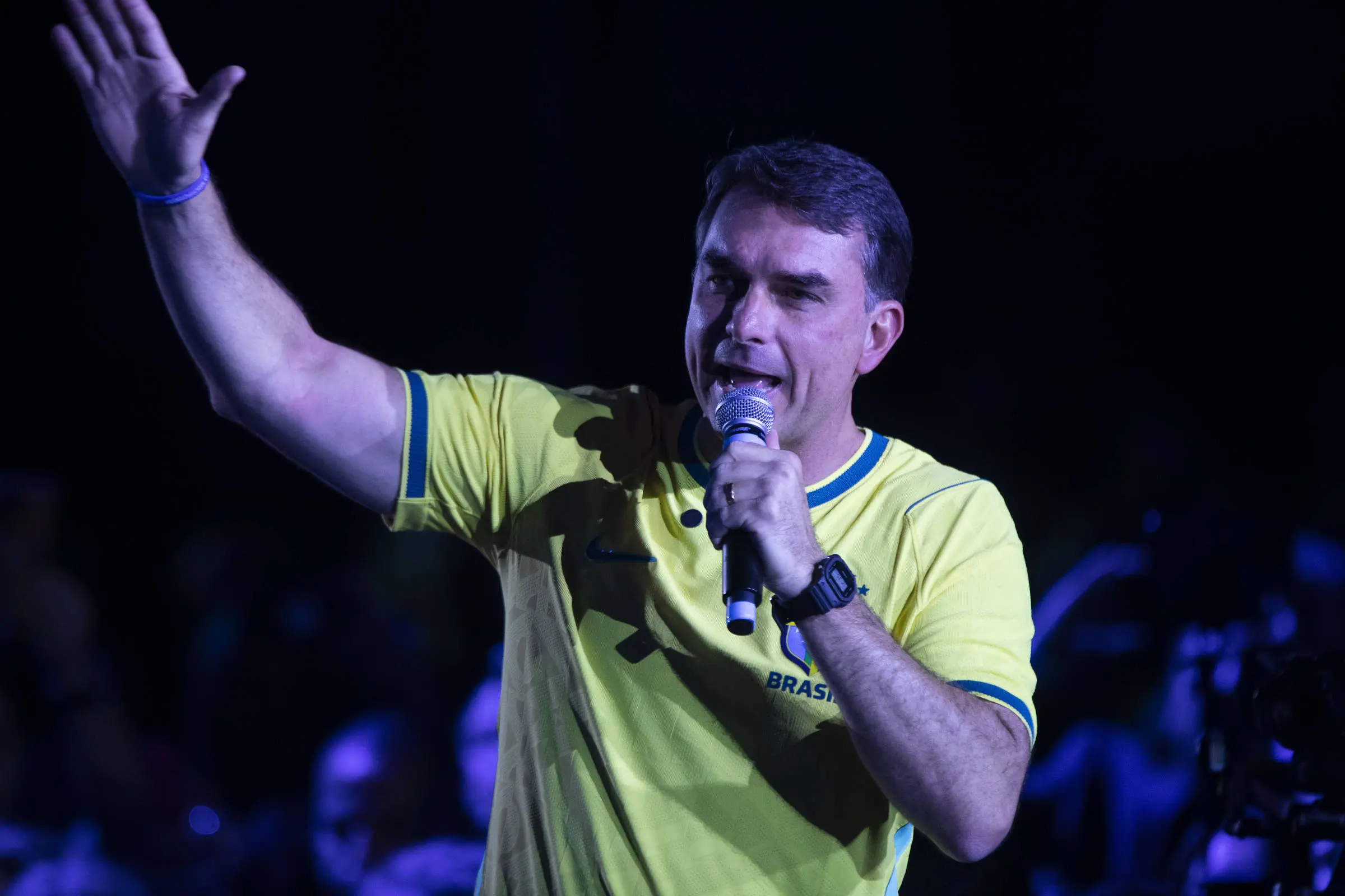 Flávio Bolsonaro comemora eleição de ultradireitista na Colômbia: “Vitória do bem sobre o mal”