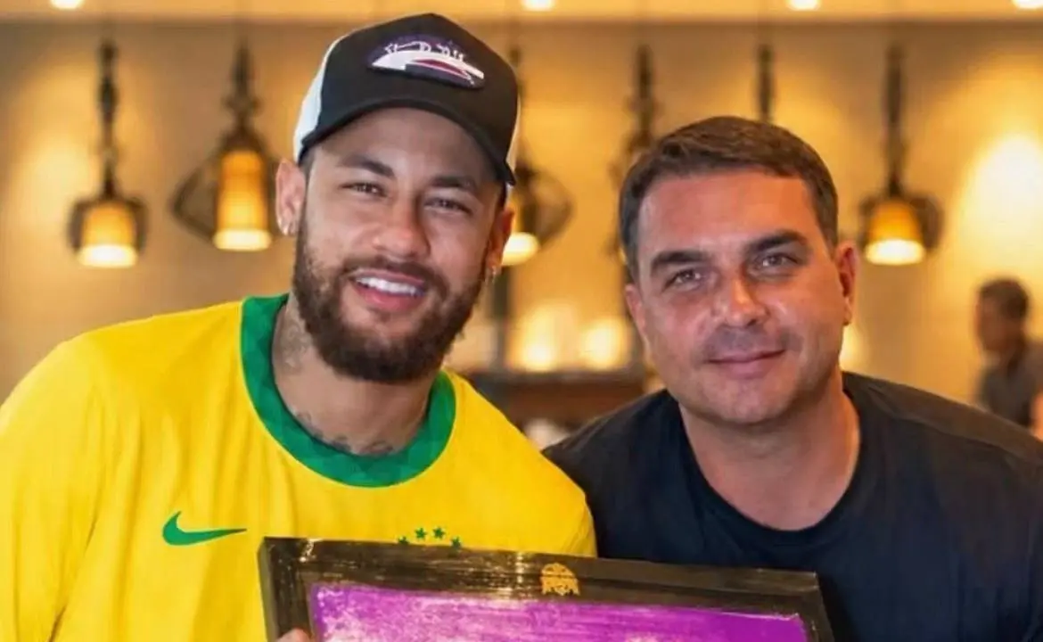 Flávio Bolsonaro larga Senado em dia útil para ver Neymar nos EUA com ingresso suspeito
