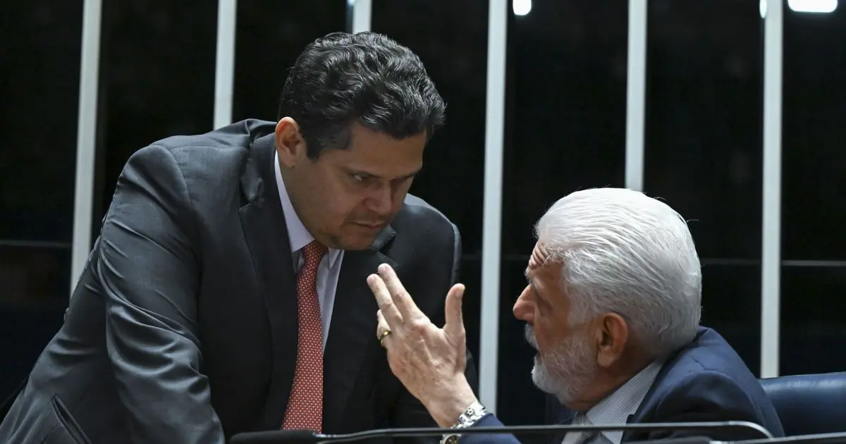 Jaques Wagner vai a Alcolumbre antes de combinar com Lula saída da liderança no Senado