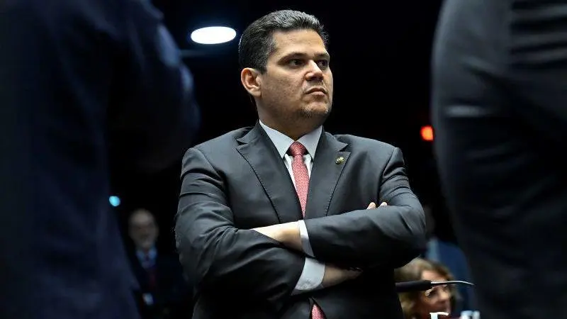 PT vê “tiro no pé” de Alcolumbre ao segurar PEC do fim da escala 6×1