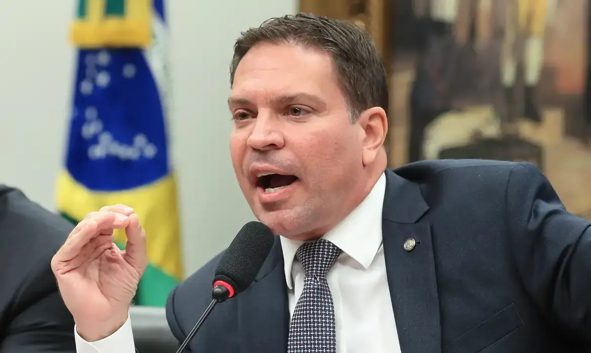 Foragido da Justiça brasileira, Alexandre Ramagem abriu empresa nos EUA