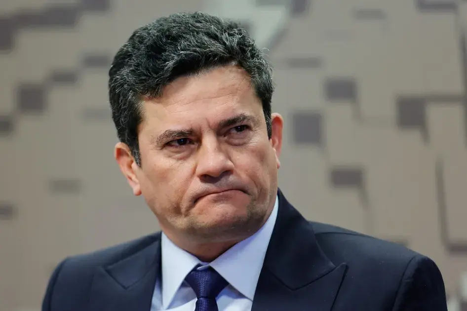VÍDEO: Moro é enquadrado por repórter e foge de perguntas sobre “Flávio Rachadinha”