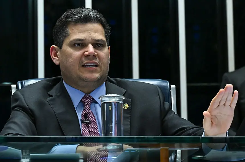 Manobra de Alcolumbre pode empurrar votação sobre escala 6×1 para depois da eleição