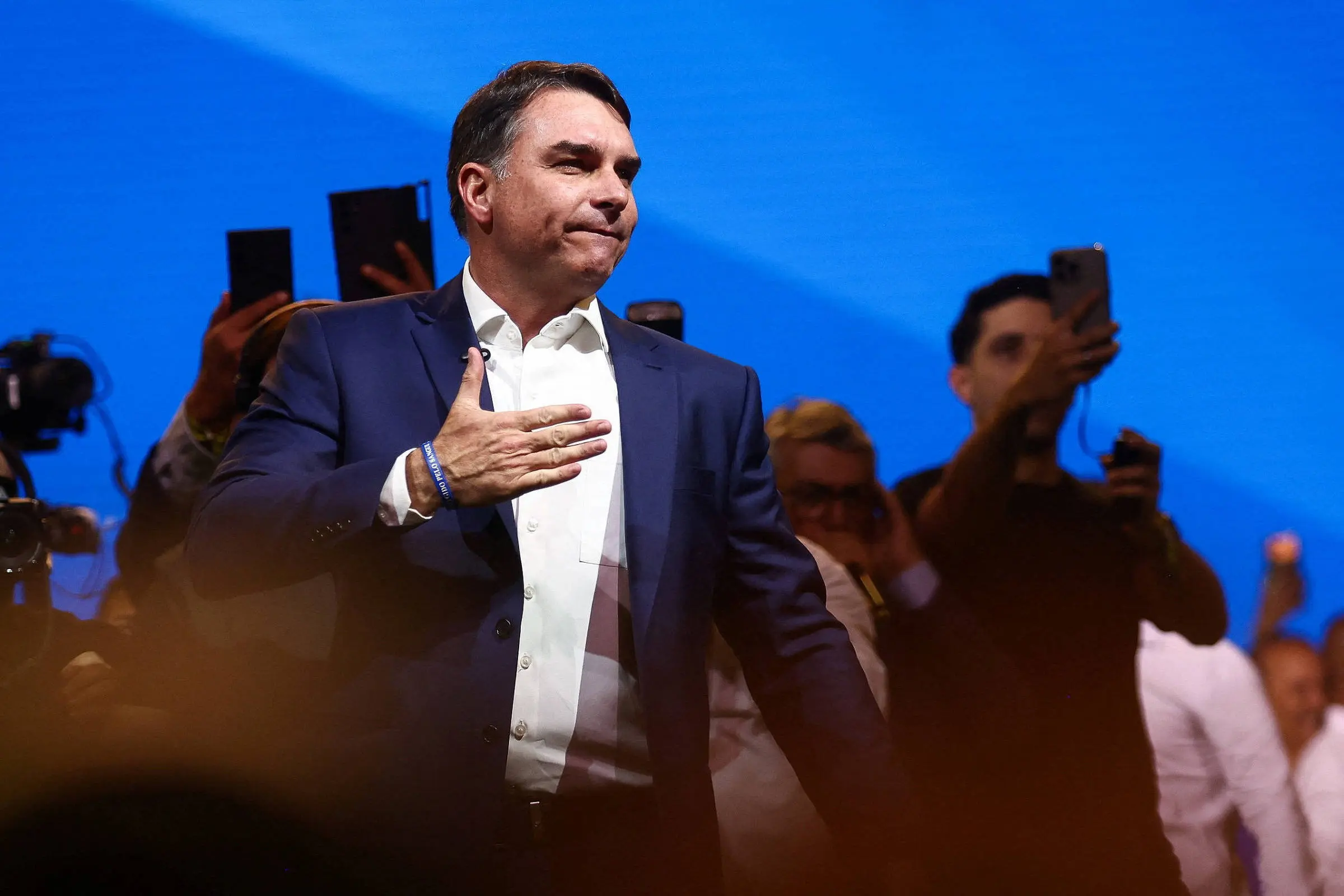 Posts estrangeiros pró-Flávio Bolsonaro podem violar leis eleitorais, dizem juristas