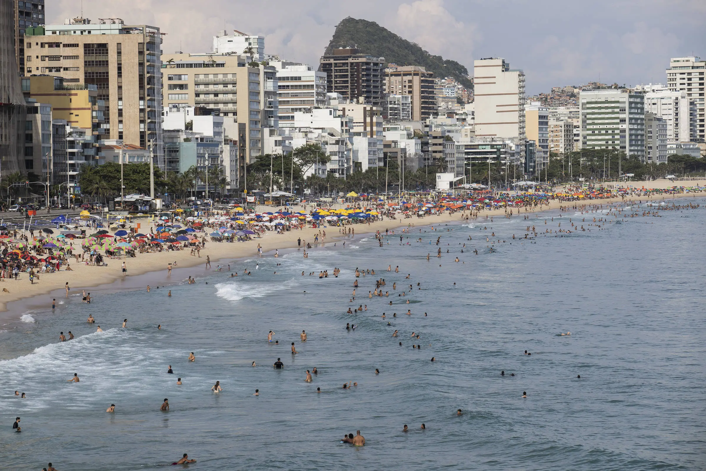 “Dolarização” expulsa moradores de bairros turísticos no Rio; entenda