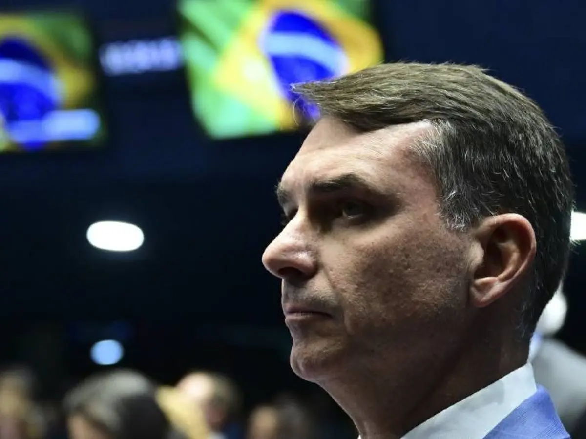 Flávio Bolsonaro tenta afastar Dino de investigação sobre emendas para “Dark Horse”