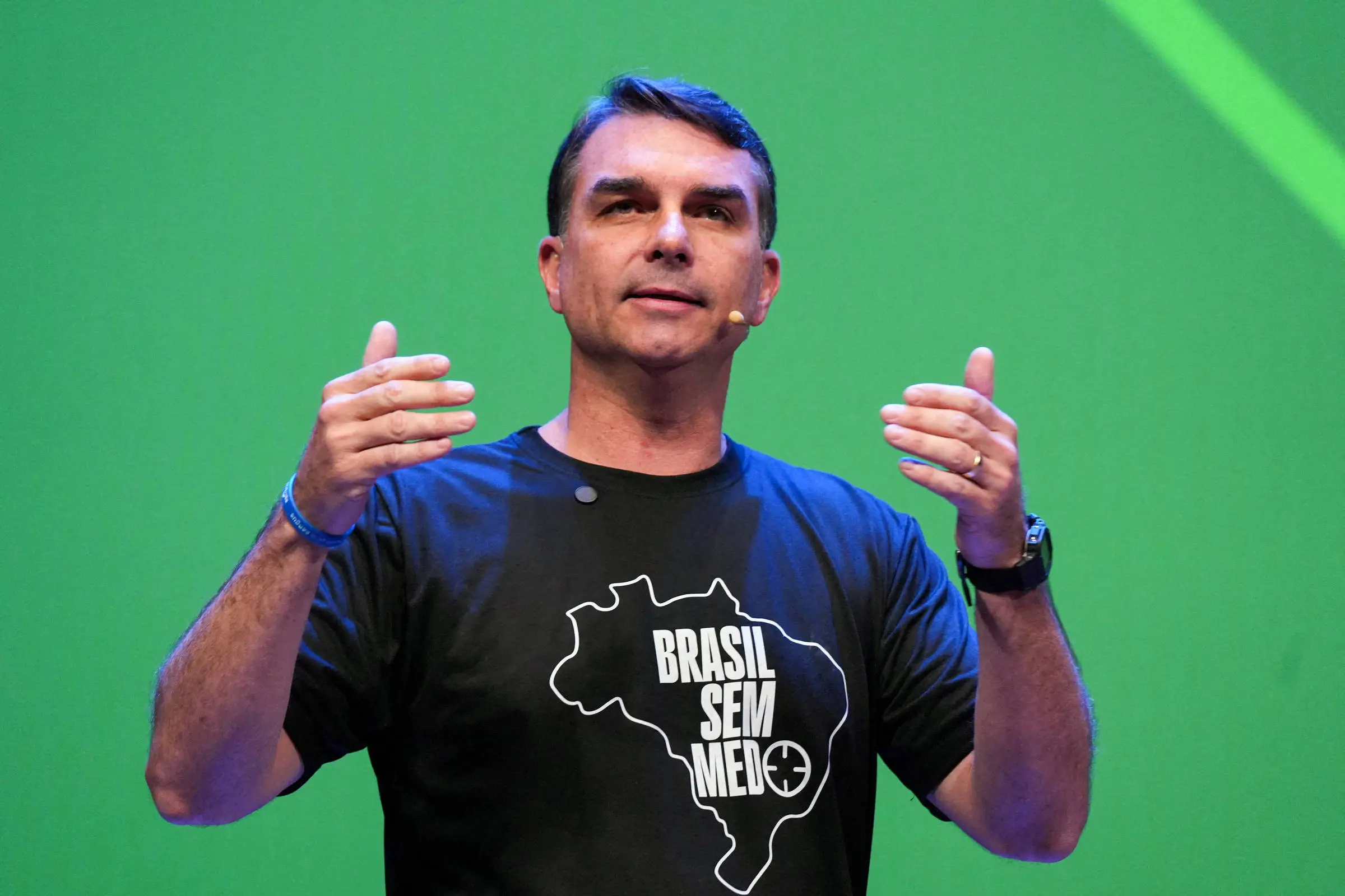 Flávio Bolsonaro promete celular e internet grátis para atrair votos de mulheres