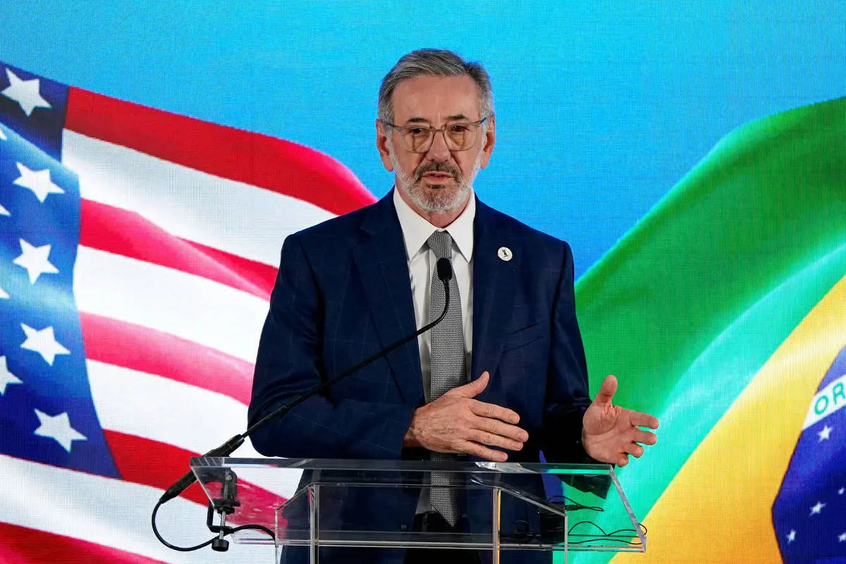 "Brasil não vai ceder", diz ministro de Lula sobre tarifaço de Trump ser sanção política