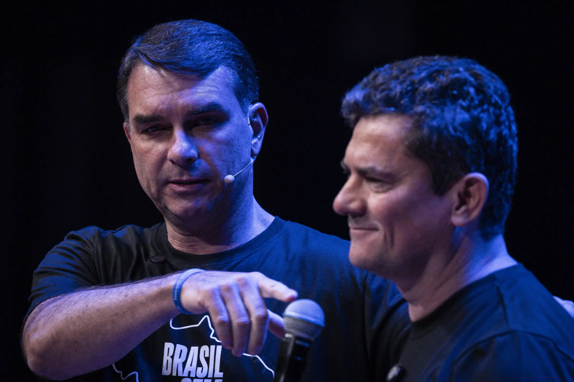 Livro de Moro que descreve proteção de Bolsonaro a Flávio viraliza