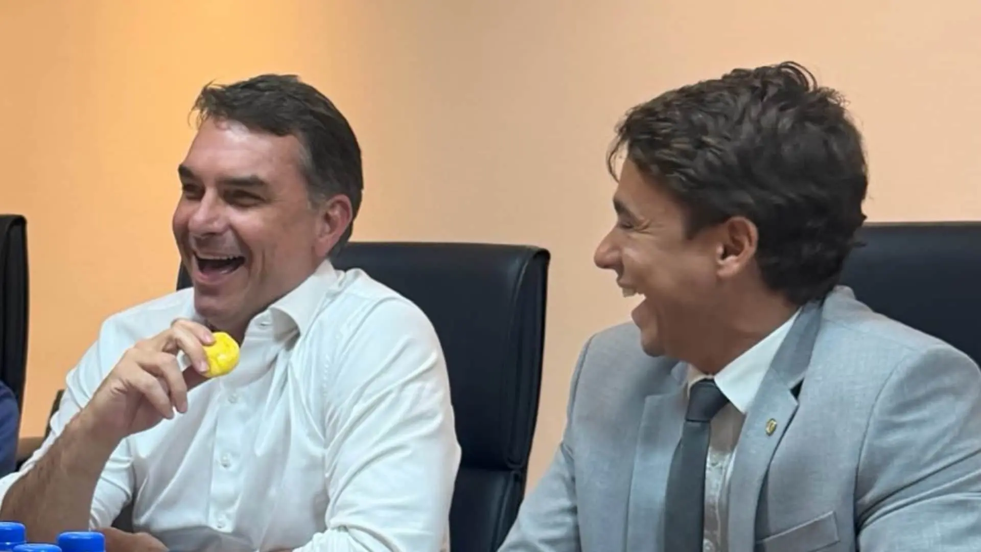 VÍDEO: Nikolas Ferreira abandona Michelle e puxa