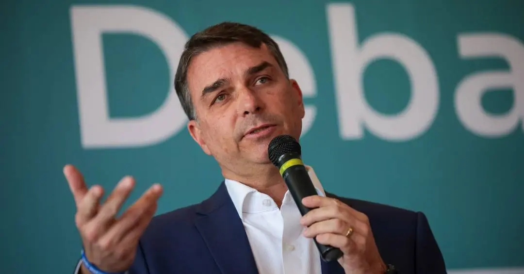 Flávio Bolsonaro depõe à PF por calúnia contra Lula