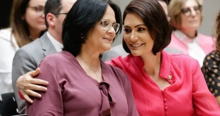 Damares se alia a Michelle contra Flávio e está atraindo mulheres evangélicas