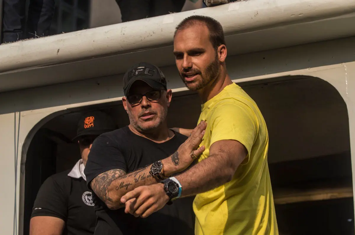 Fetiche? Eduardo Bolsonaro usa foto de Alexandre Frota para atacar Michelle