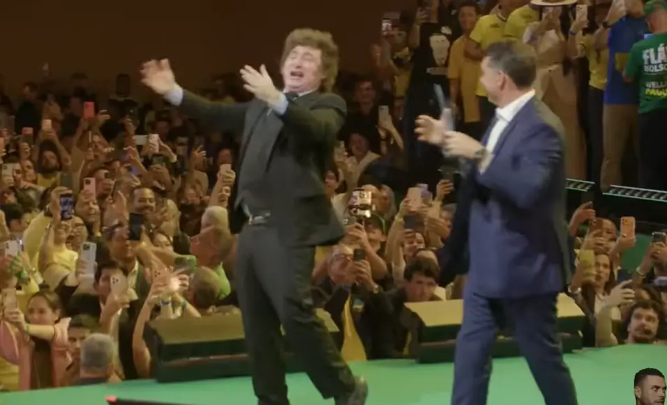 VÍDEO: Sem personalidade, Flávio Bolsonaro copia dança de Milei em convenção do PL