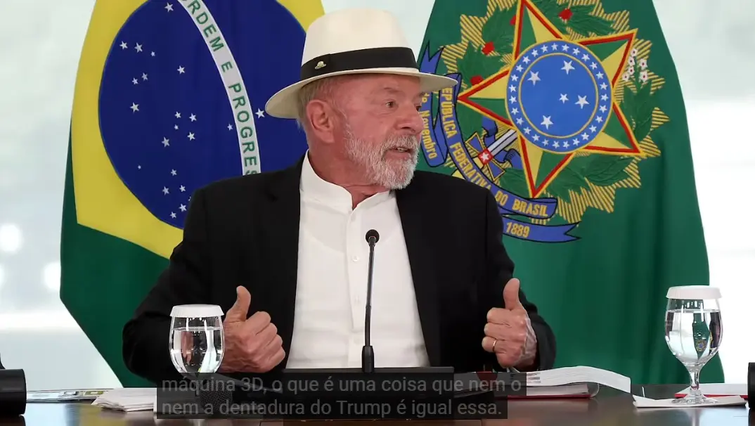“Nem a dentadura do Trump é igual?