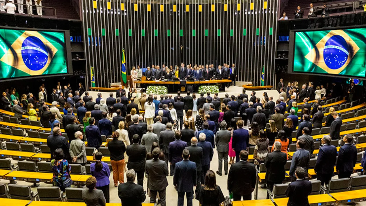 Partidos perdem 1,5 milhão de jovens e veem filiação despencar no Brasil