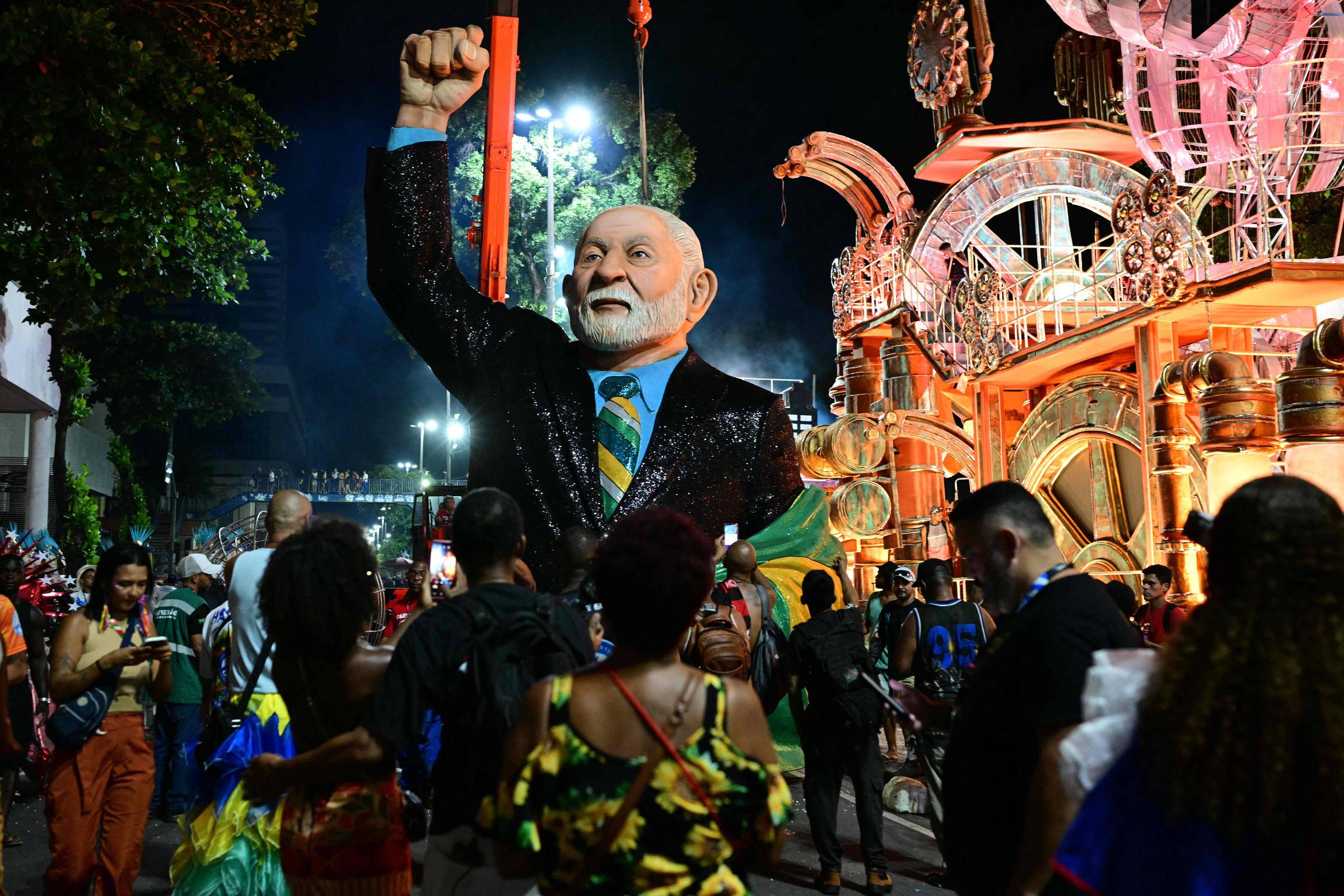 TSE admite ação de Flávio Bolsonaro que pede cassação de Lula por desfile no carnaval