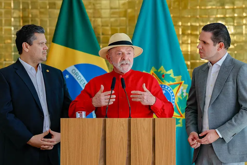 Lula fecha acordo com Motta e Alcolumbre para avançar com fim da escala 6×1