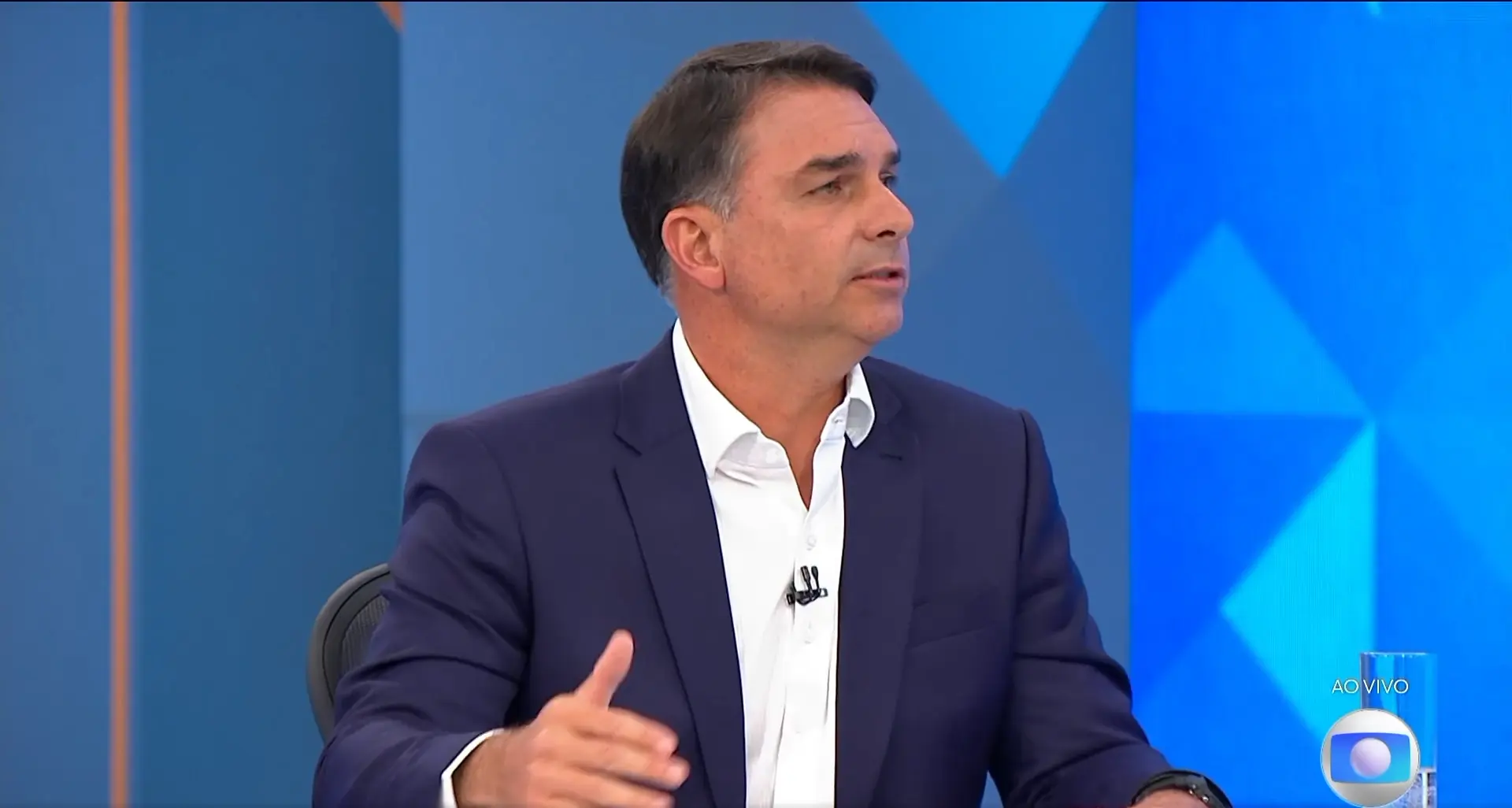 Embarcaram na conversa de que Flávio Bolsonaro não é golpista. Por Moisés Mendes