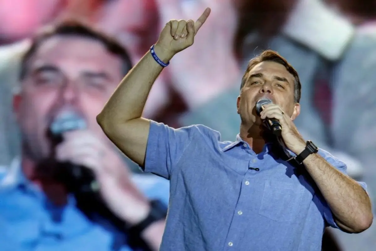 Aliados de Flávio Bolsonaro participam de fórum de extrema