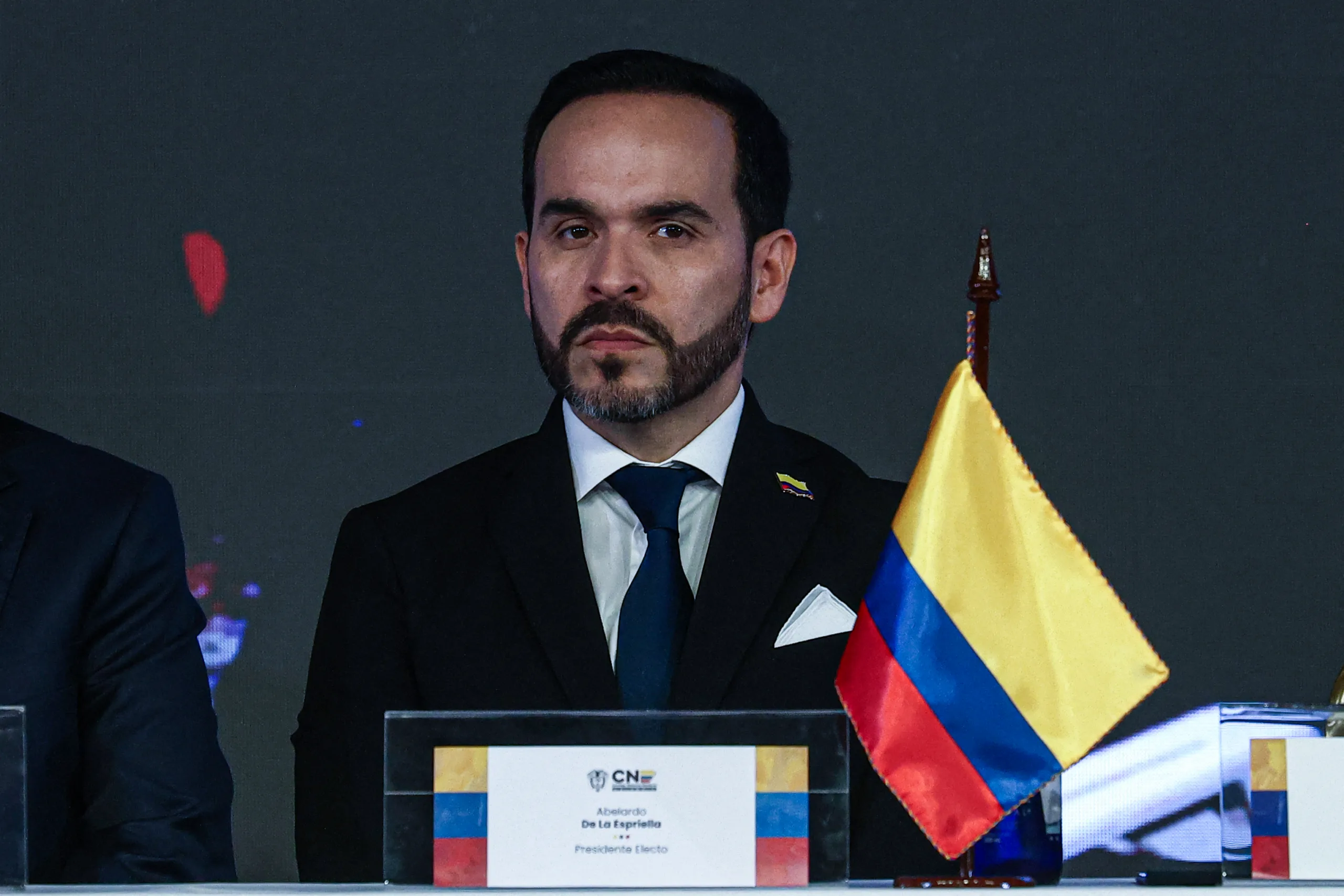 De la Espriella cala mídia pública colombiana e as 20 “Emissoras da Paz”
