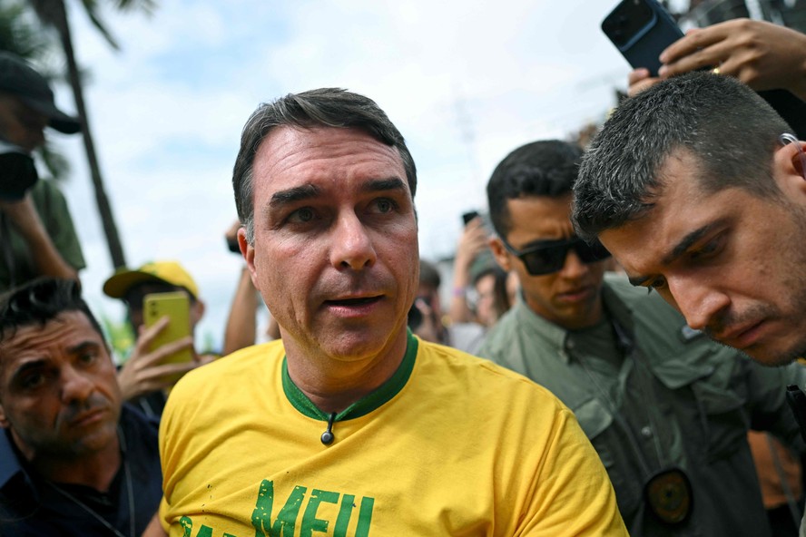 Flávio Bolsonaro convoca aliados para travar PEC do fim da escala 6×1 no Senado