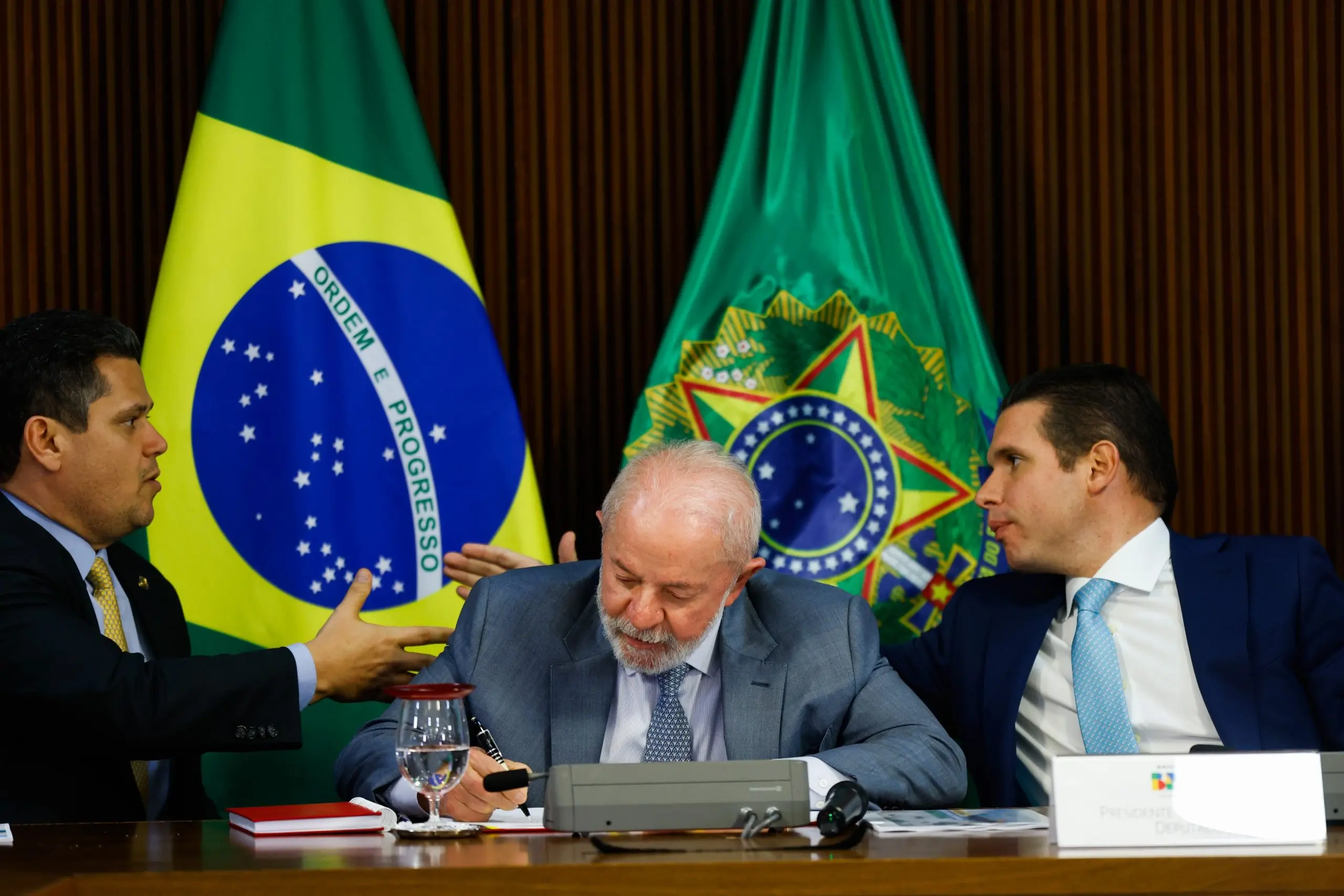 “Urgência”: Lula cobra avanço no fim da escala 6×1 e da taxa das blusinhas