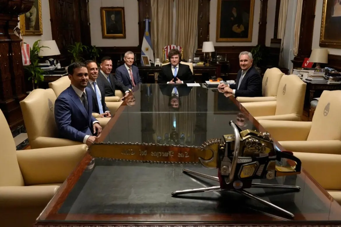 Oposição argentina mira Peter Thiel e acusa Milei de colocar o país à venda
