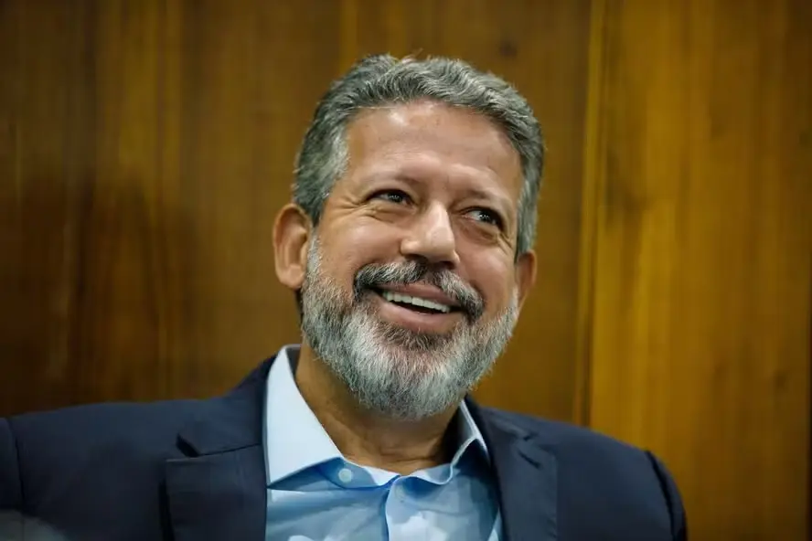 Como vice escolhido por Flávio Bolsonaro ajuda Arthur Lira