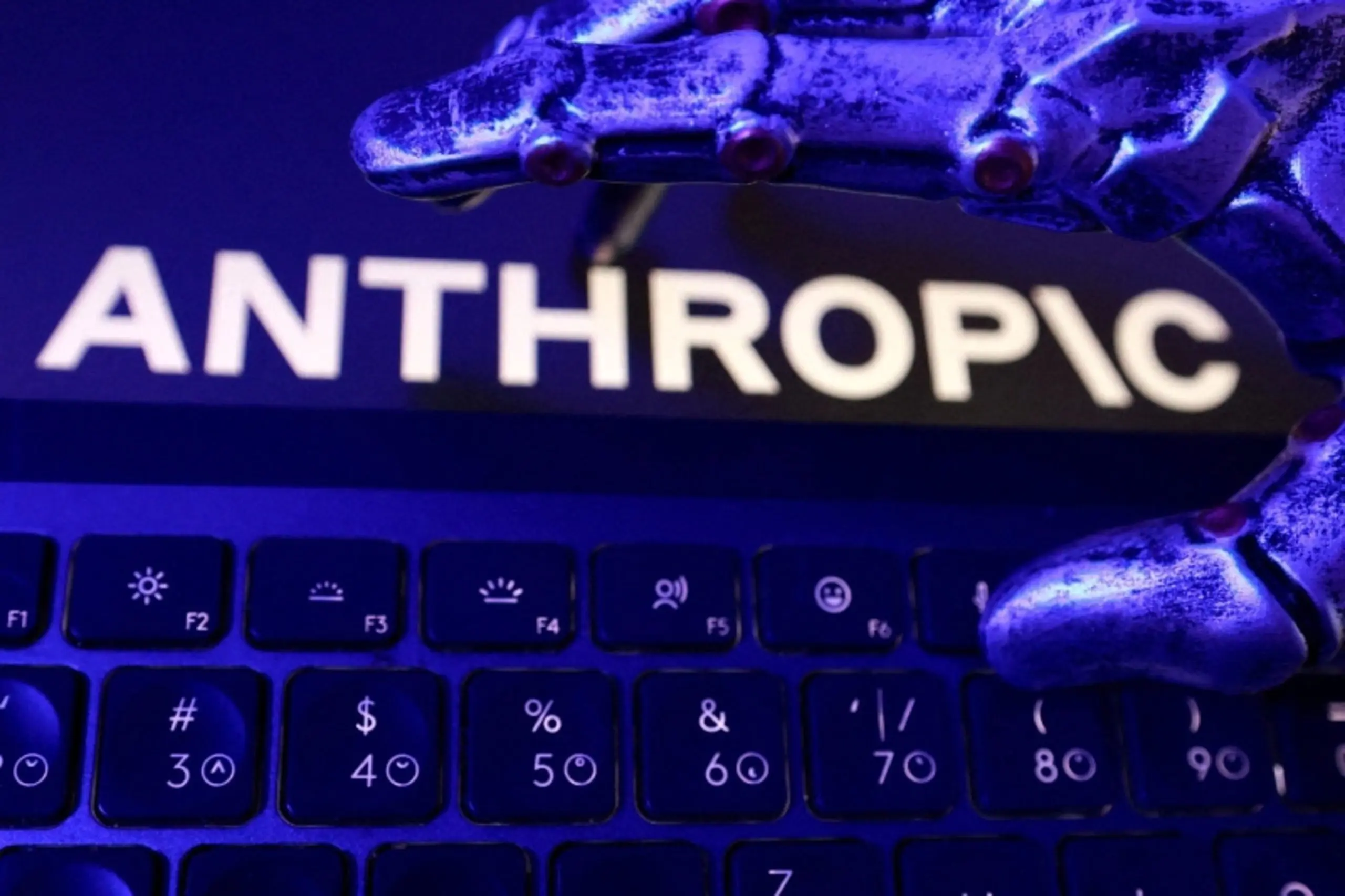 Chefe da Anthropic pede freio na IA e prevê risco de caos global