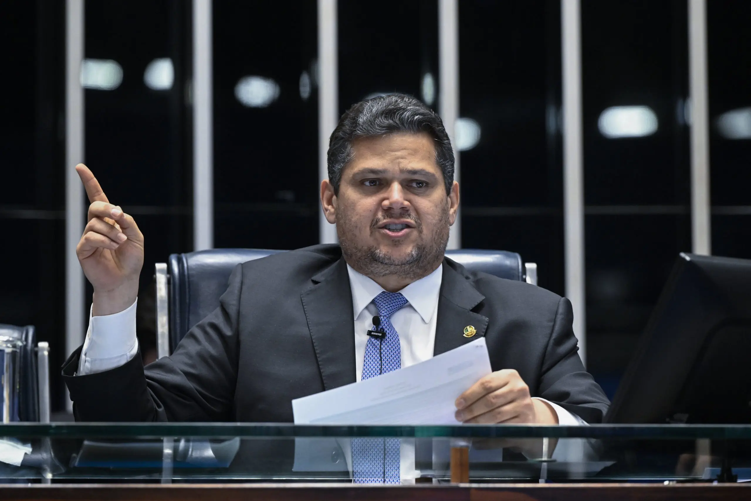 Ao rebater críticas, Alcolumbre leva caso Flávio-Vorcaro ao Senado e cita “R$ 130 milhões”