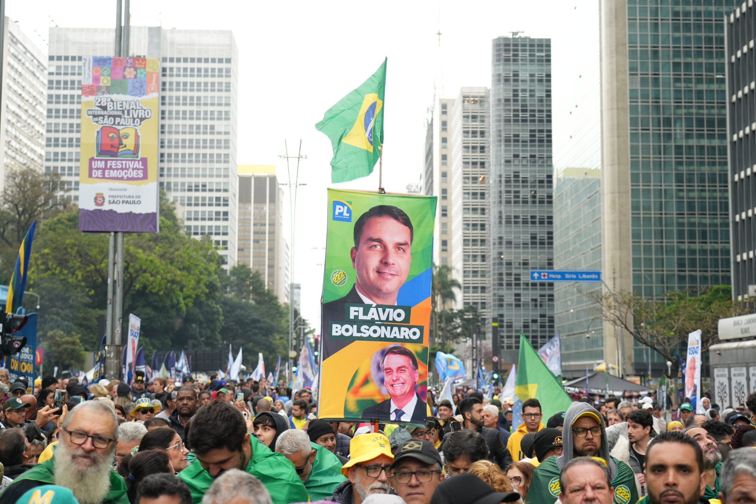 JN chama de “celebração” ato golpista e flopado de Flávio Bolsonaro na Paulista