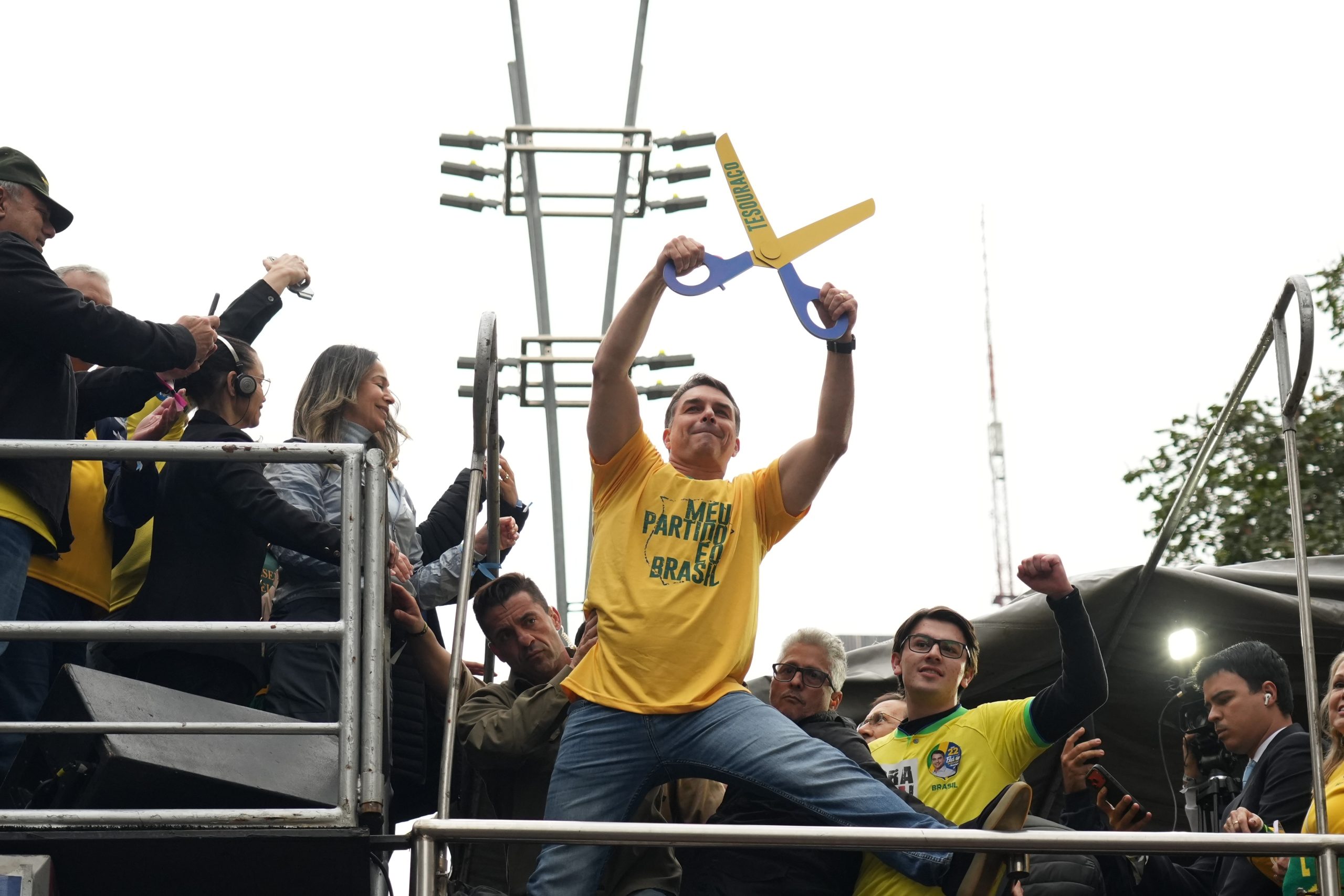 Quem ganha entre 2 e 5 salários mínimos vota em Flávio Bolsonaro, mas depende do Estado