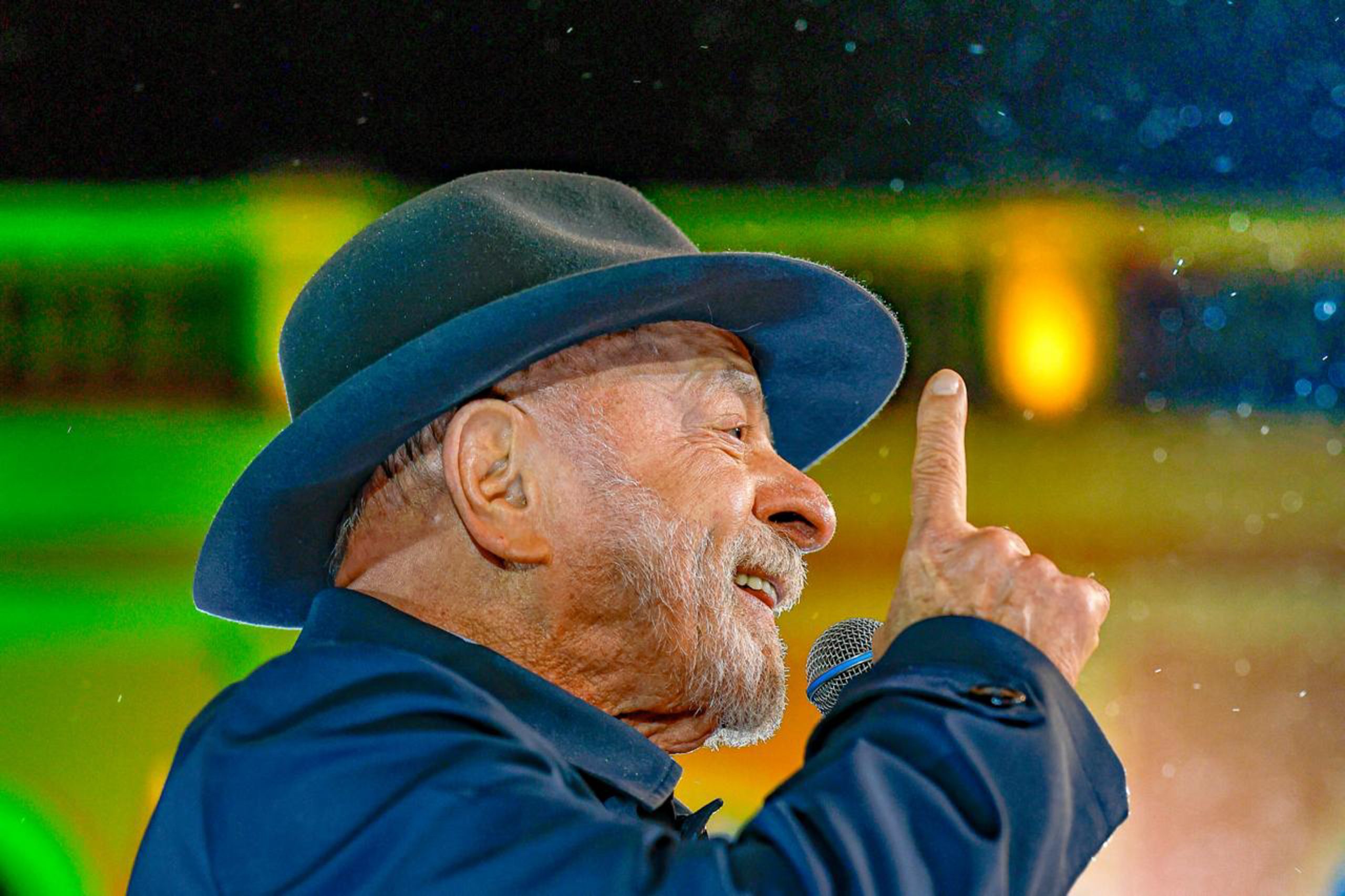 Lula arrasta multidão sob chuva em Florianópolis a 15 dias do 1º turno