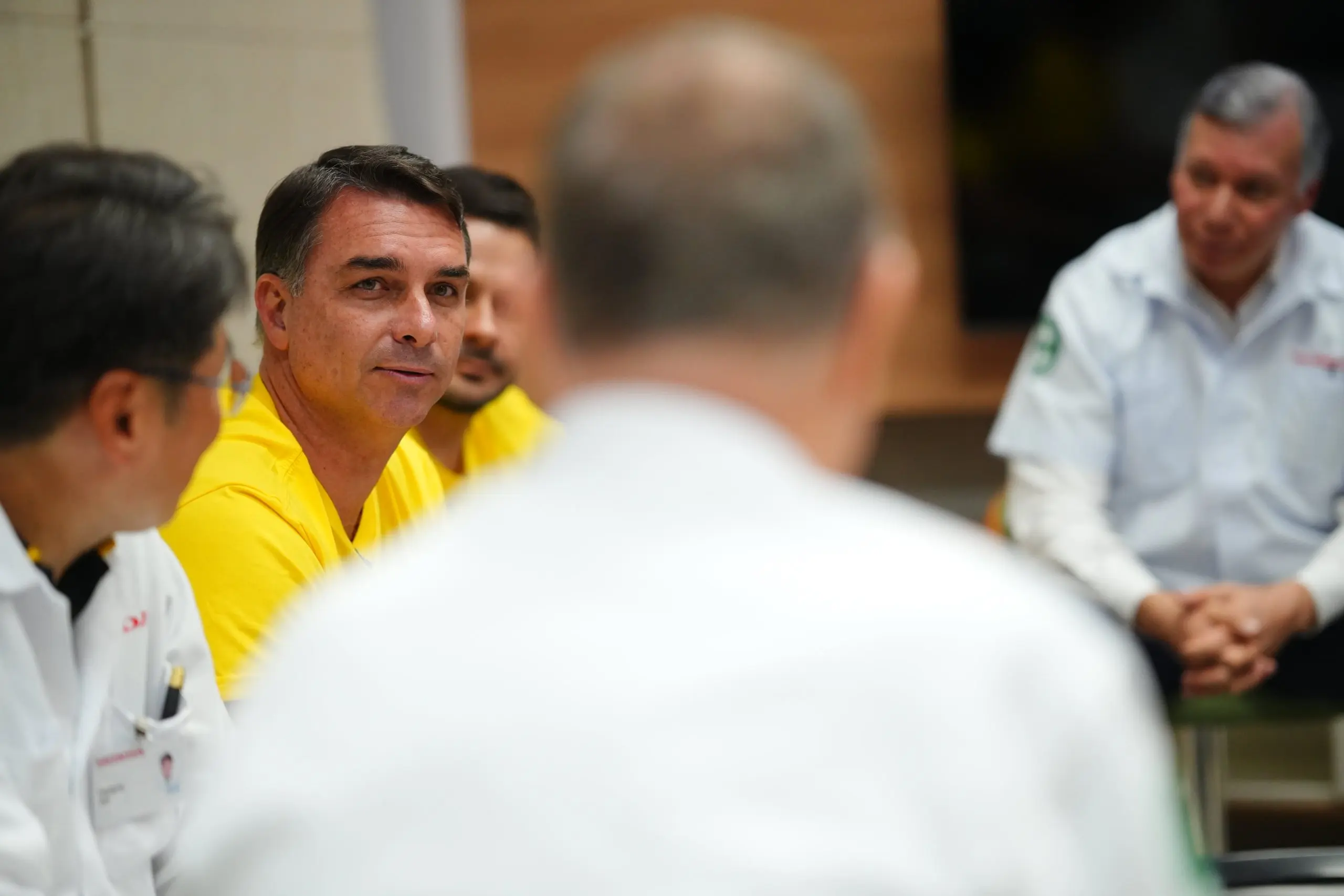 Flávio usa crime para pedir votos, mas falta a 72% das sessões da Comissão de Segurança