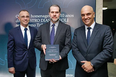 Acredite se quiser: Mendonça e Moraes já escreveram juntos livro para homenager Toffoli