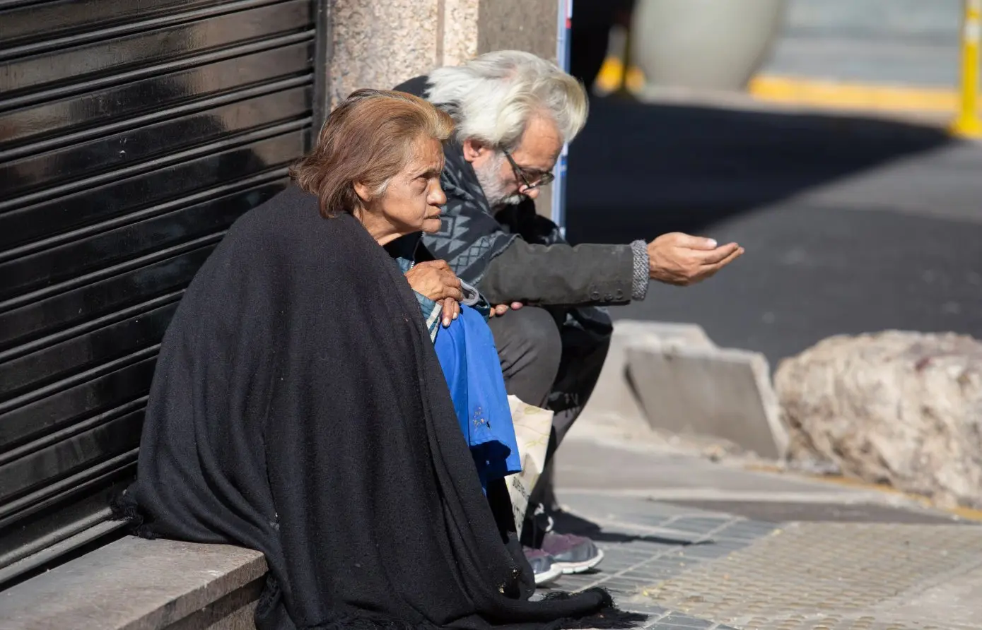 Flávio Bolsonaro quer “inspiração” de Milei: 2,9 milhões de novos pobres na Argentina