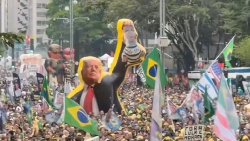 VÍDEO – Bolsonaristas erguem boneco inflável de Trump na Paulista