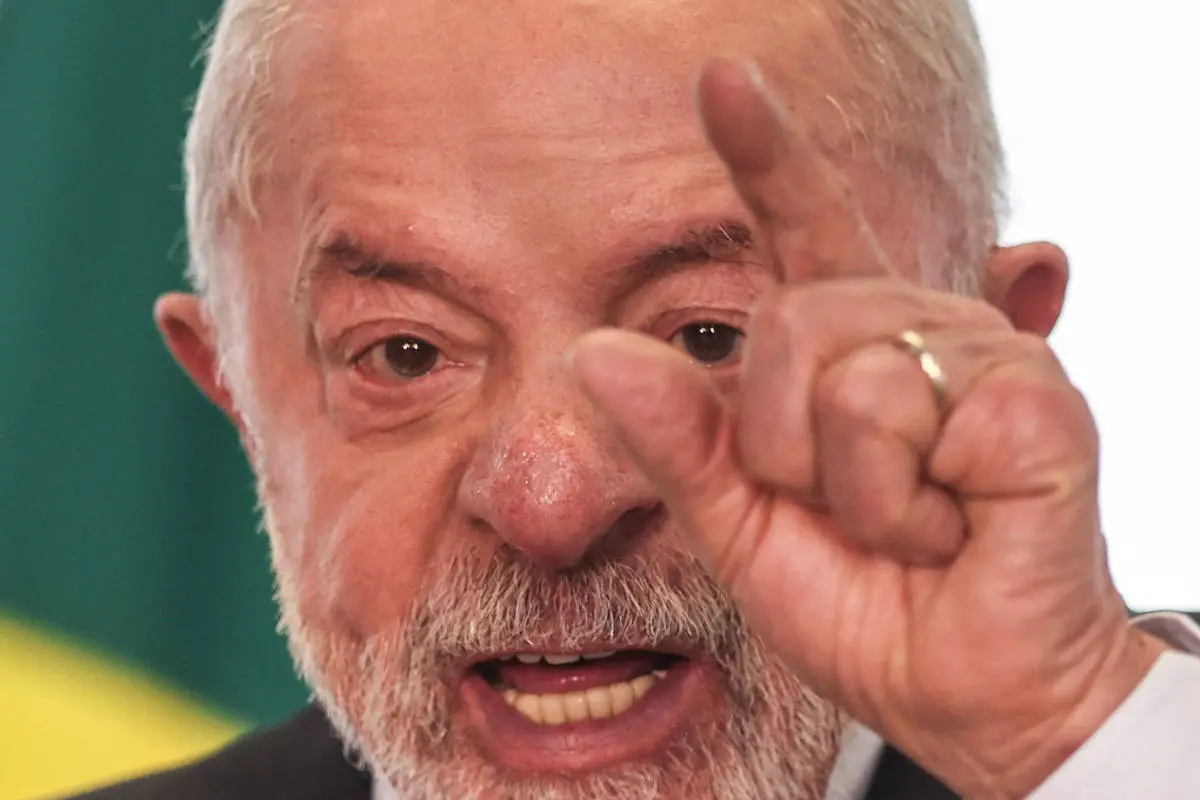 Armas, facções e Vorcaro: campanha de Lula mira Flávio Bolsonaro na TV