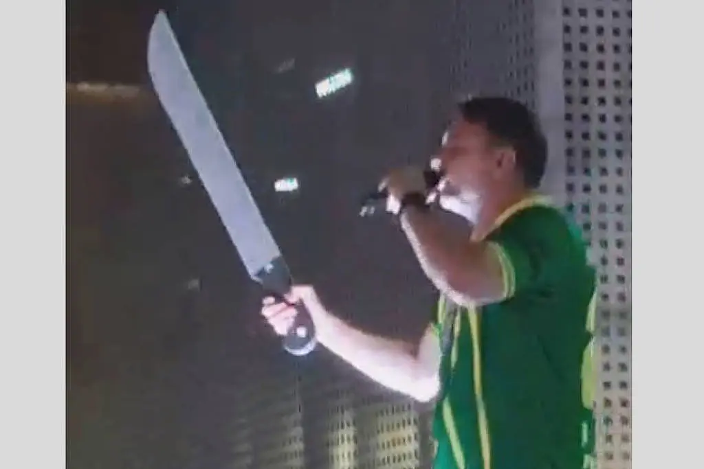 Facão falso vira adereço de Flávio Bolsonaro em defesa da castração química