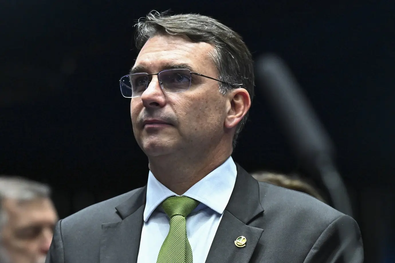 VÍDEO: Flávio Bolsonaro foge de perguntas sobre repasse de US$ 1,66 milhão de Vorcaro