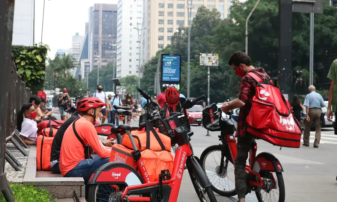 Trabalho uberizado cresce 36,8% em três anos e chega a 1,8 milhão no Brasil