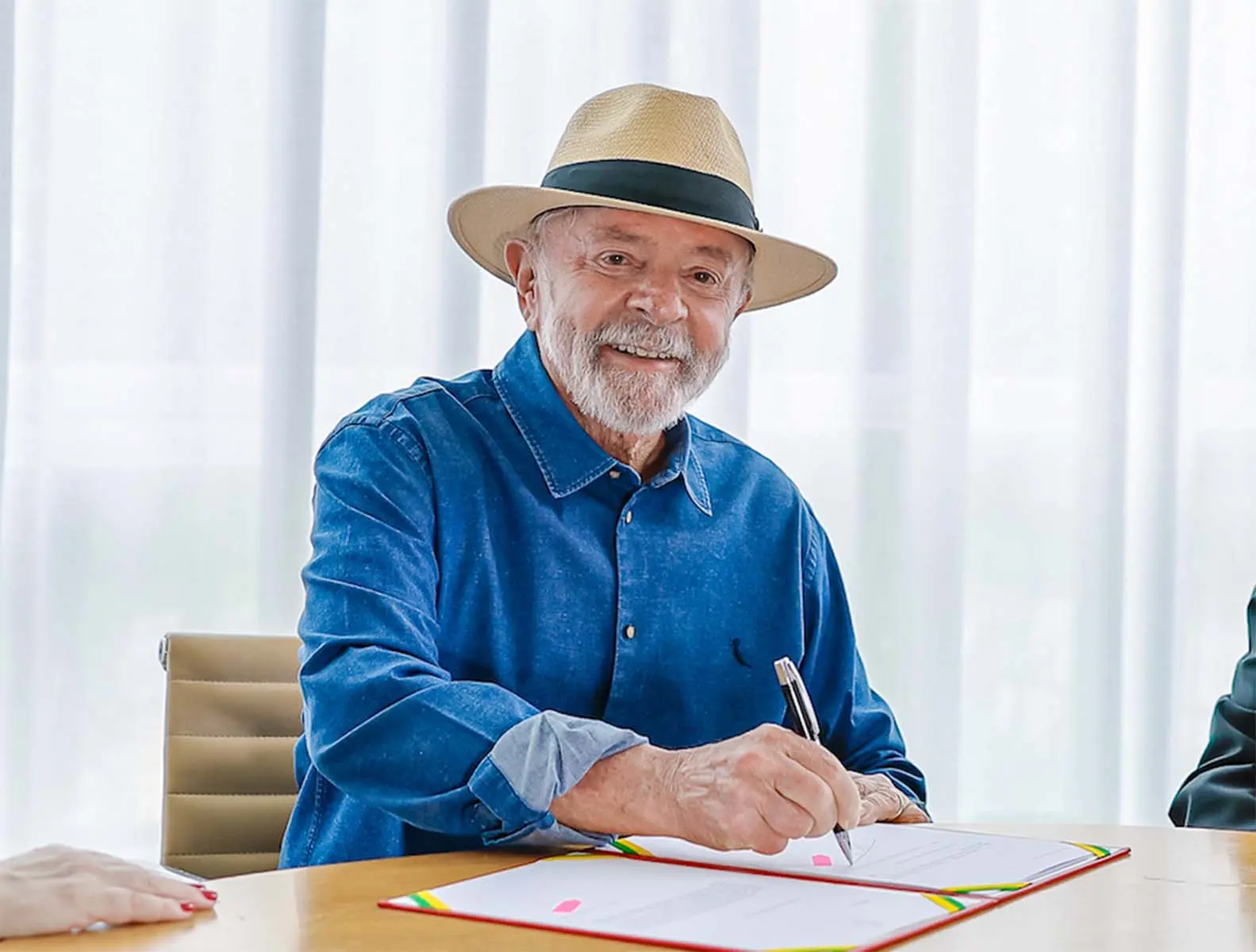 Lula sanciona fim da “taxa das blusinhas”