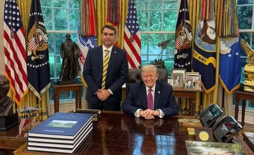 Aliados de Flávio Bolsonaro acham que Trump vai prejudicar candidatura; entenda