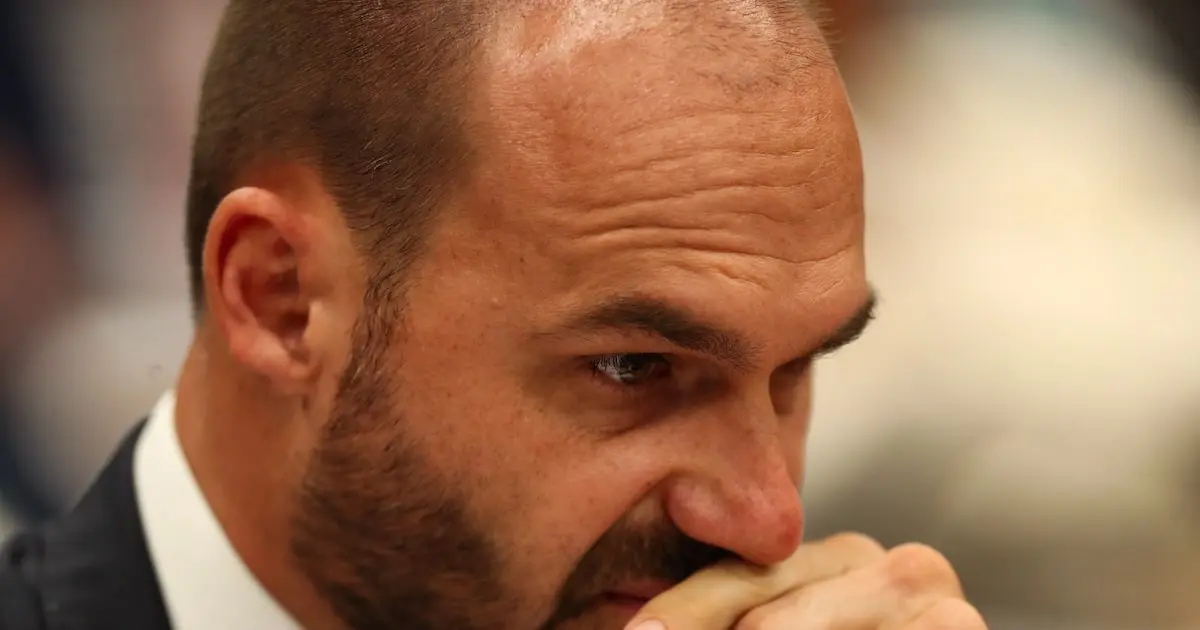 Após ameaças de Eduardo, embaixadores veem possível governo Flávio como “fim da linha”