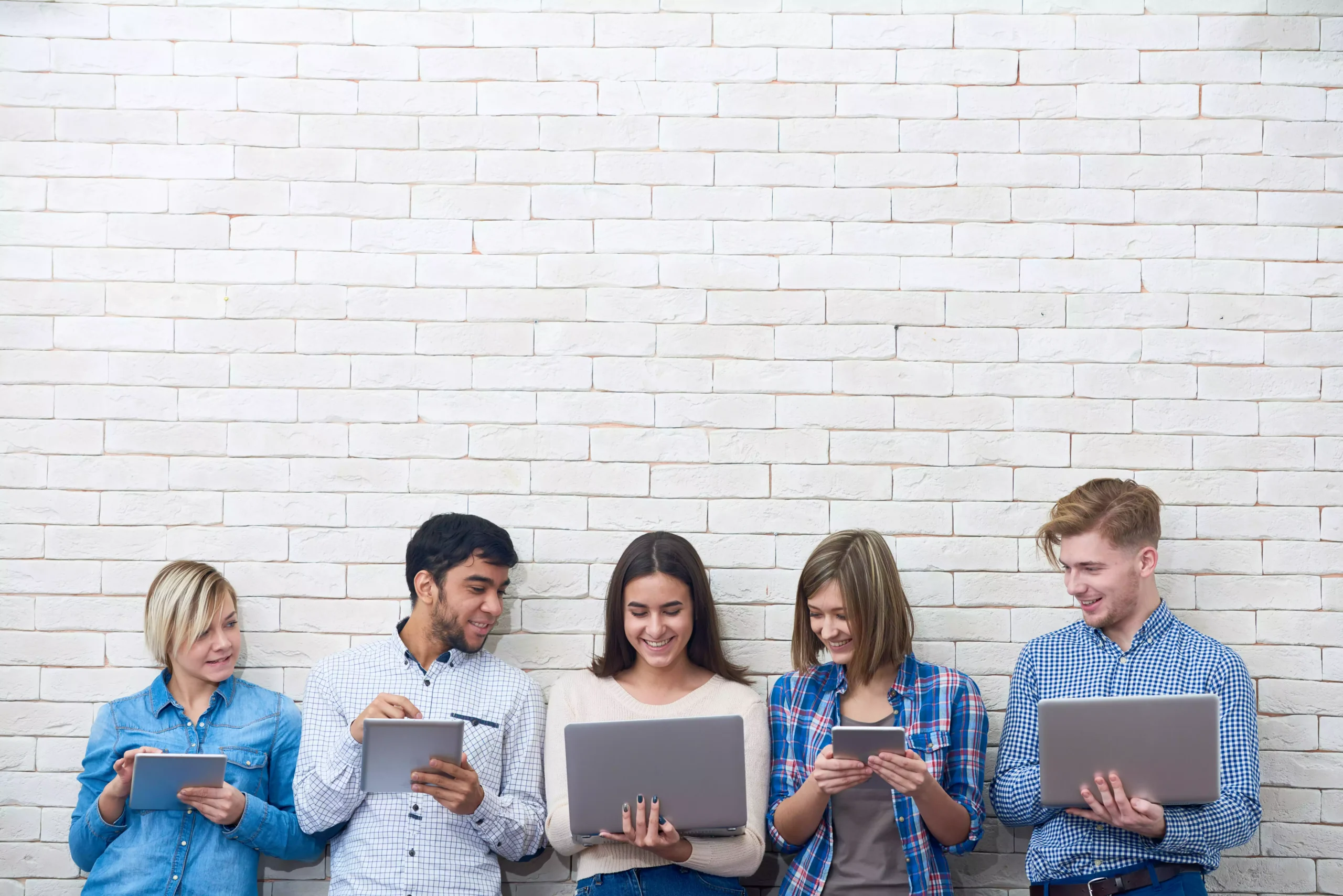 Material escolar digital: Quanto custa estudar com tecnologia e IA?