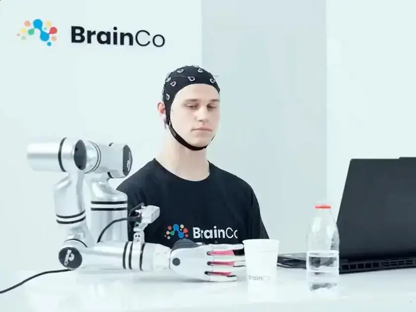 BrainCo apresenta plataforma AI para controlar robôs com o cérebro, futuro da robótica mental